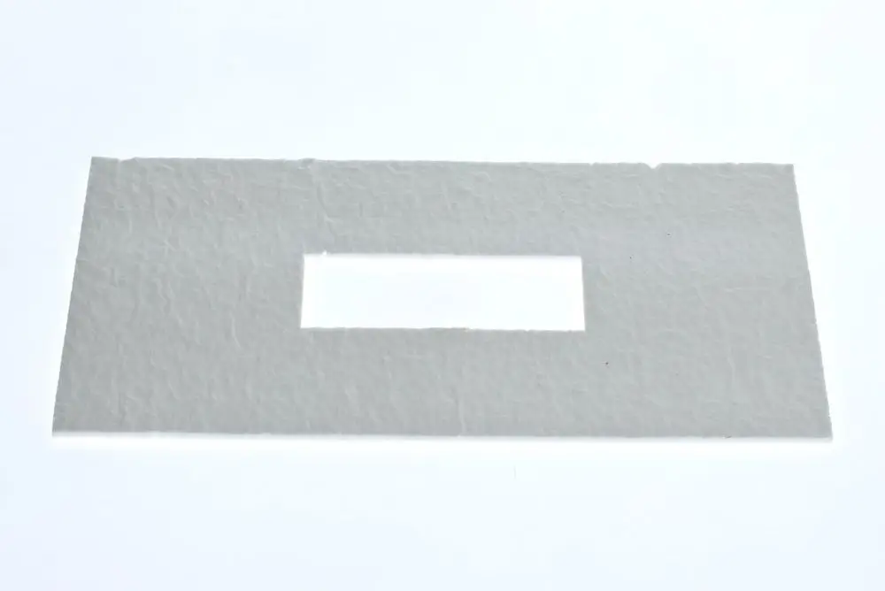 Weiße, rechteckige Isolation aus Papier mit mittigem Loch, verwendet in Bosch-Produkten zur Dämmung oder als Trennmaterial.